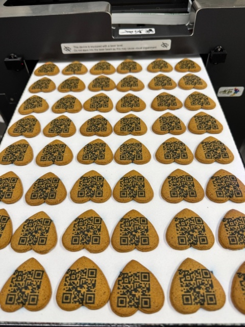 Smaczna wizytówka Google Piernik ciastko korzenne z Twoim Logo 100 szt Serce z nadrukiem QR kodem do opinii google