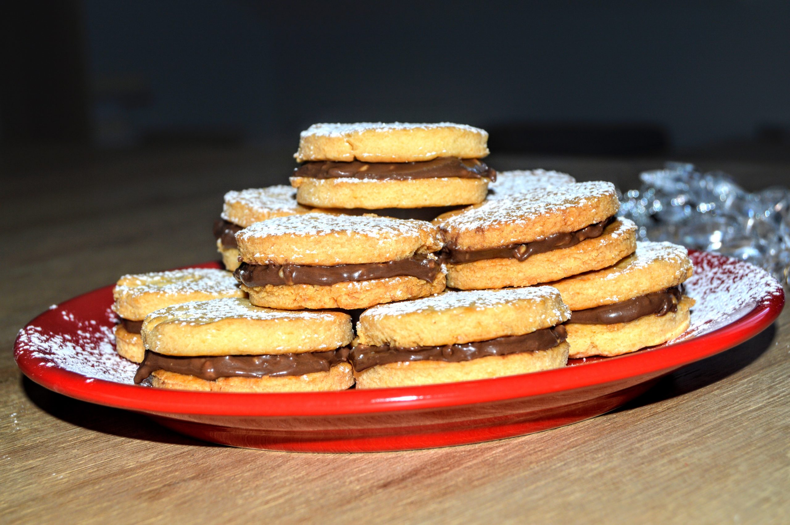 Przepis na Markizy – kruche ciastka na mące krupczatce z kremem orzechowym